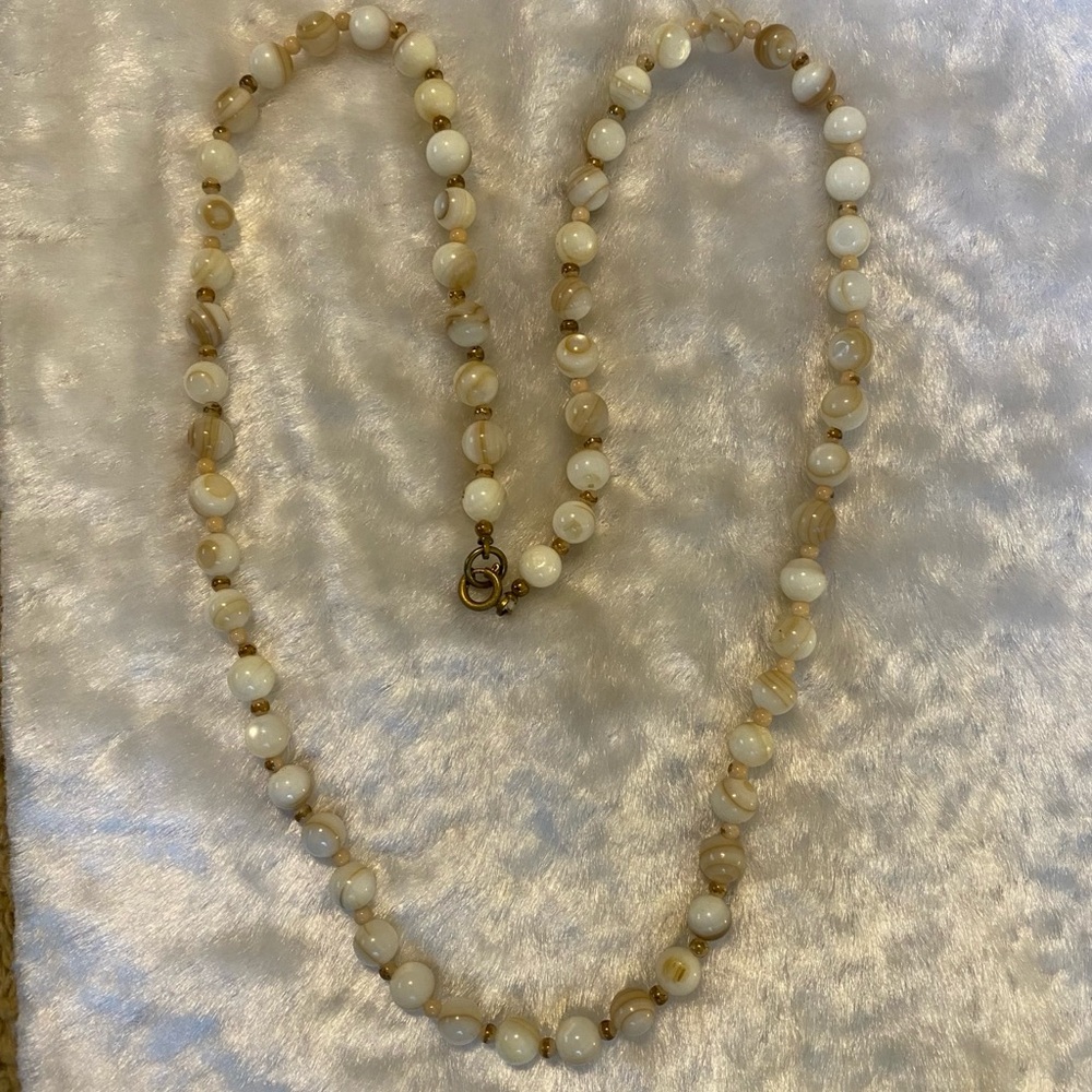 🍀VTG Agate Beaded Necklace in Cream and Brown
